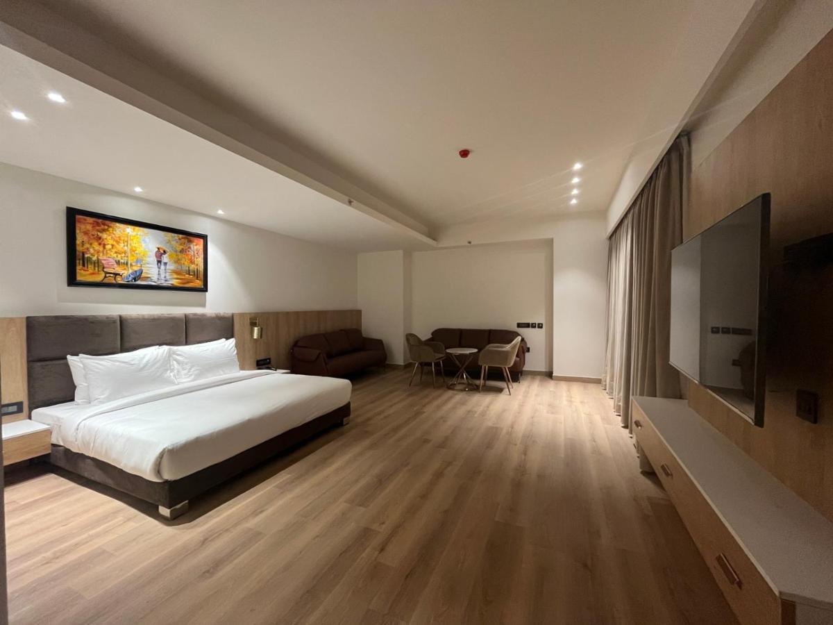 Dayal Gateway Hotel Lucknow Buitenkant foto